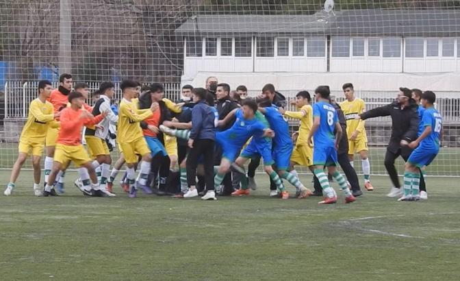 Ankara'da U18 Gençler Ligi maçında futbolcular birbirlerine girdi