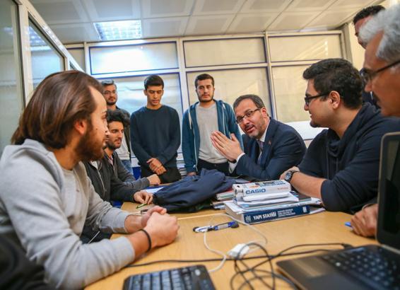 Bakan Kasapoğlu'ndan öğrencilere sürpriz ziyaret