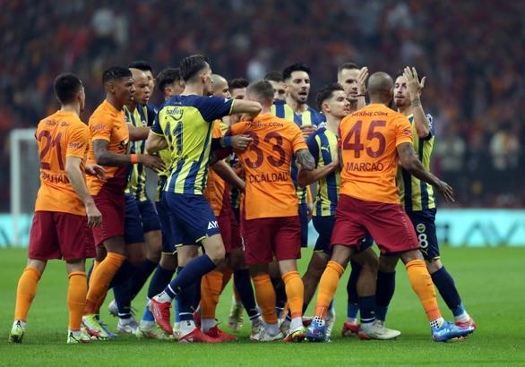 Galatasaray-Fenerbahçe derbisinde yüksek gerilim