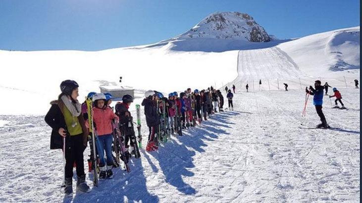 Hakkari'de 8 bin 500 öğrenciye kayak eğitimi