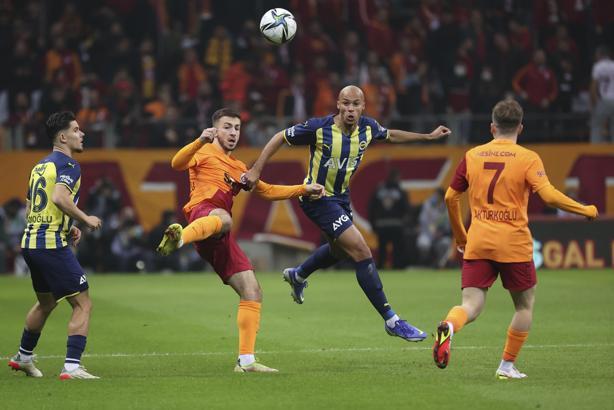 Galatasaray'da Fatih Terim, Fenerbahçe derbisine 3 değişiklikle çıktı