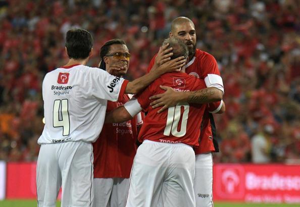 Futbolun Yıldızları sahne aldı! Alex, Zico, Romario...