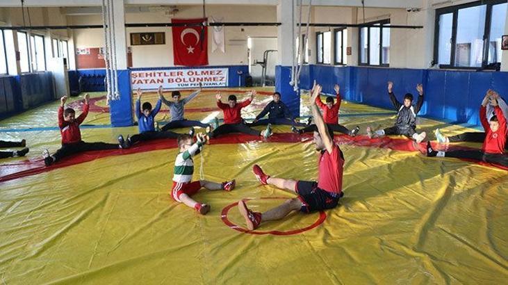 Milli güreşçi Taha Akgül ile mindere çıkan down sendromlu Emirhan dünyaya örnek oluyor