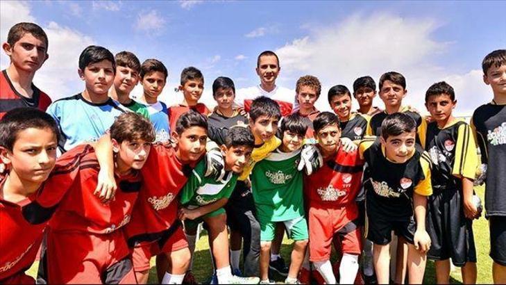 Emre Aşık, TFF-Ülker Futbol Köyleri'nin elçisi oldu