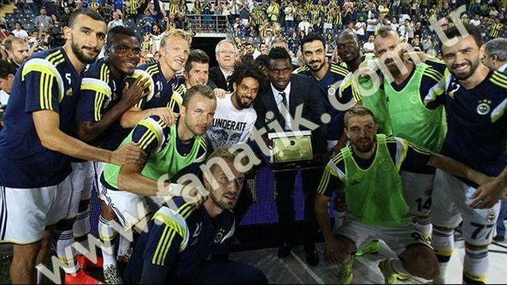 Cristian ve Yobo'ya teşekkür plaketi
