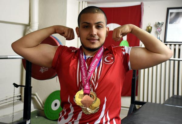 Zayıflamak için haltere başlayan Üzeyir Karakoç, dünya üçüncüsü oldu!