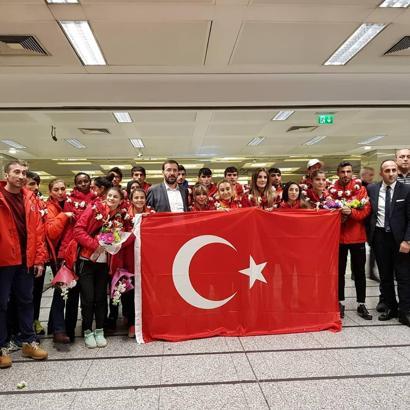Atletizm Milli Takımı yurda döndü