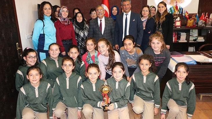 Uçhisarlı şampiyon hentbolcular Başkan Karaaslan'ı ziyaret etti