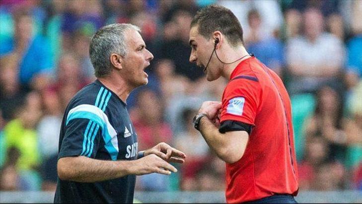 Mourinho ilk maçta hakemle kapıştı!