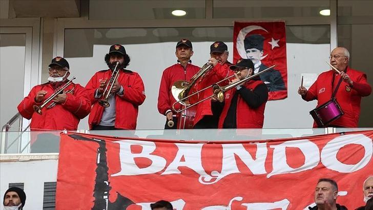 Eskişehirspor tribünlerinin efsanesi 'Bando Es-Es' hüzünlü çalıyor