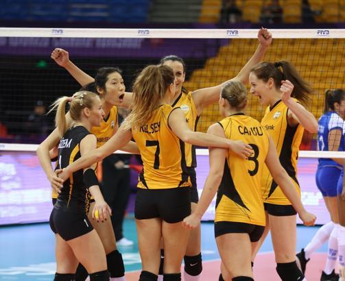 VakıfBank, set vermeden yarı finalde