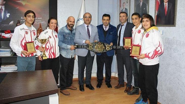 Milli sporculara plaket
