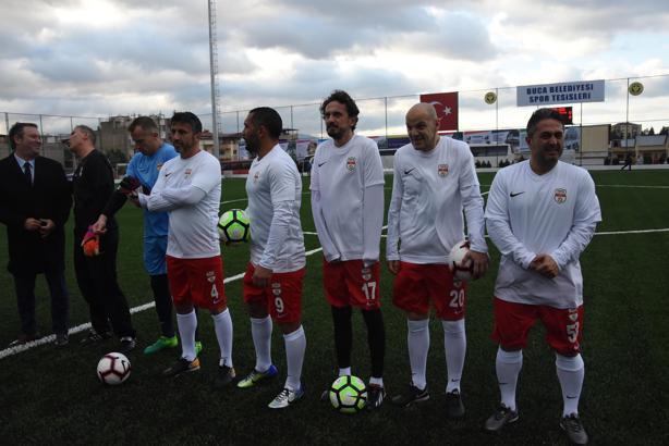 Efsane futbolcular Buca Belediyesi Spor Tesisleri açılışında bir araya geldi!
