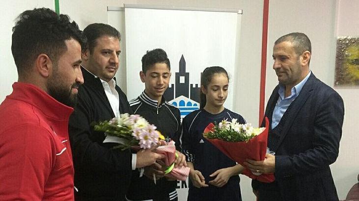 Diyerbekirspor başkanlarından şampiyon karatecilere anlamlı ödül