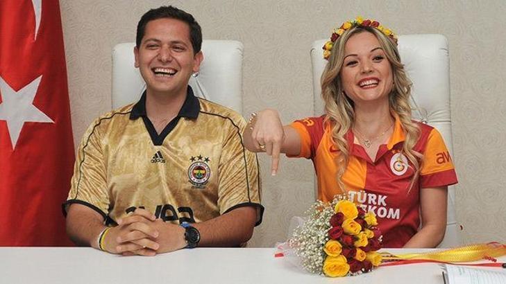 Düğünde gelinlik yerine forma giydi