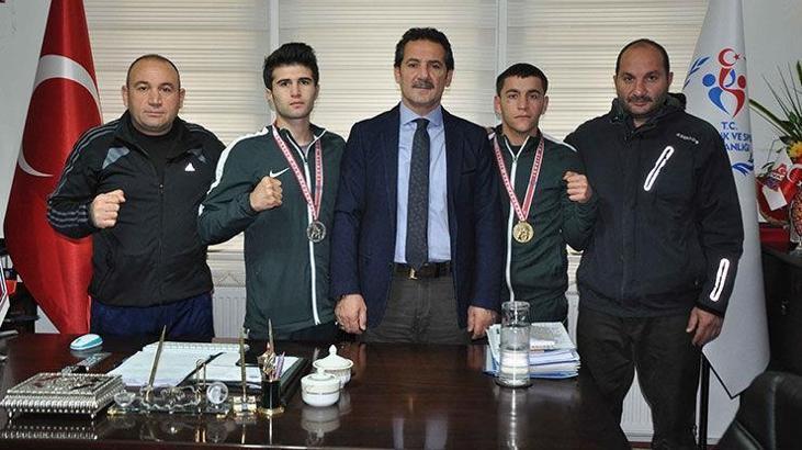 Vanlı boksörler madalyalarla döndü