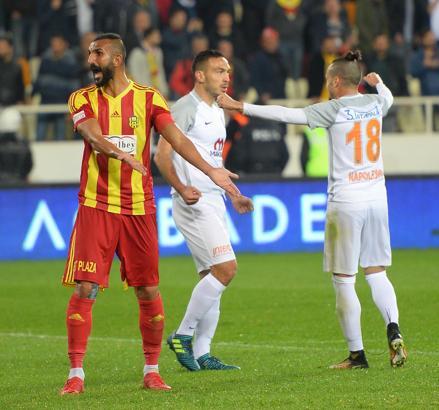 Böylesi görülmedi! Yalçın Ayhan'ı önce oynattılar...