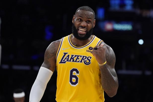LeBron James'ten Lakers'a kötü haber! En az 1 hafta daha yok