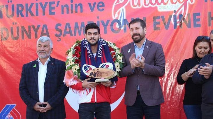 Dünya şampiyonu cimnastikçiye coşkulu karşılama