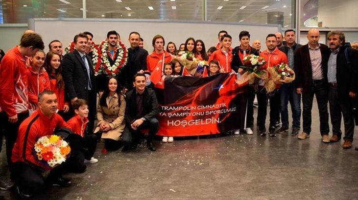 Dünya şampiyonu cimnastikçiler yurda döndü