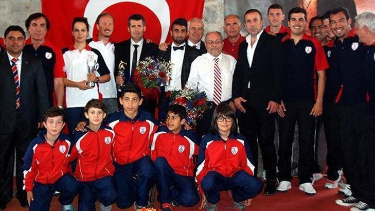 İzmir'de yılın başarılıları ödüllerini aldı