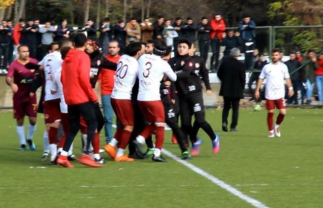 Amatör maçta futbolcular yumruk yumruğa kavga etti, 5 kırmızı kart çıktı