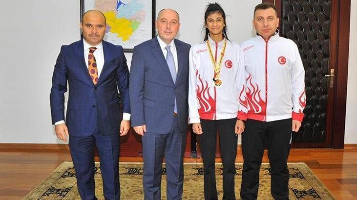 Vali Coşkun'dan, Merve Kekeç'e ödül
