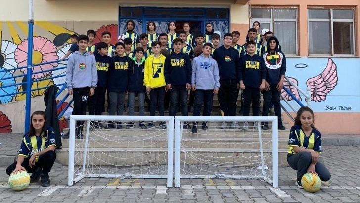 Fenerbahçe'den öğrencilere spor malzemesi desteği