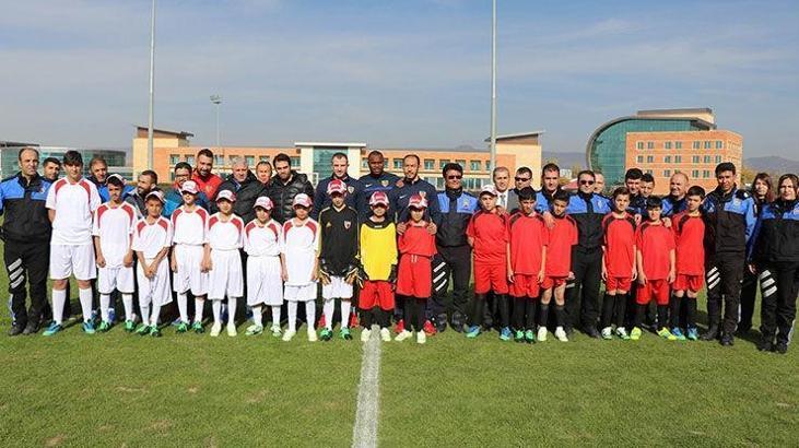Suriyeli çocuklar ile Kayserisporlu futbolcular birlikte ter döktü