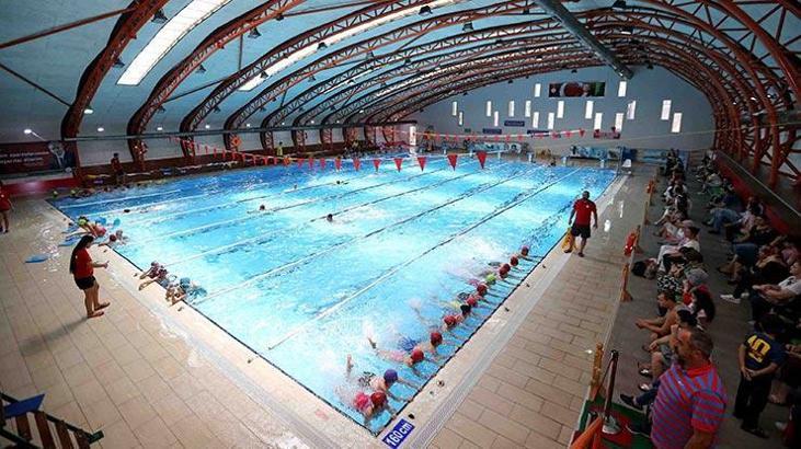 Karşıyaka'nın yüzme havuzu çok sevildi