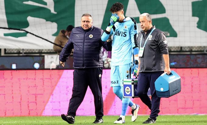 Fenerbahçe'yi sarsan sakatlık! Altay Bayındır gözyaşlarını tutamadı