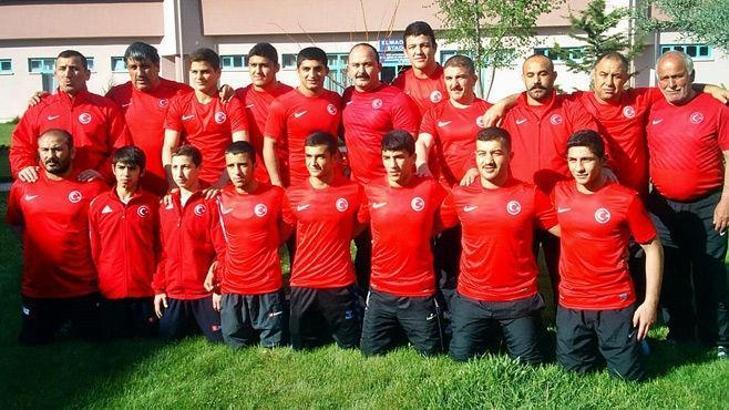 Yıldız güreşçiler madalya peşinde