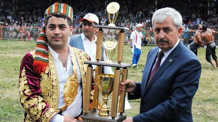 Kumlaca'da Başpehlivan Recep Kara oldu