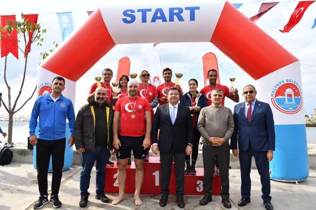 Cumhuriyet coşkusunu yüzerek yaşadılar
