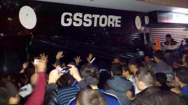 Fenerbahçeli taraftarlar GS Store'u yağmaladı