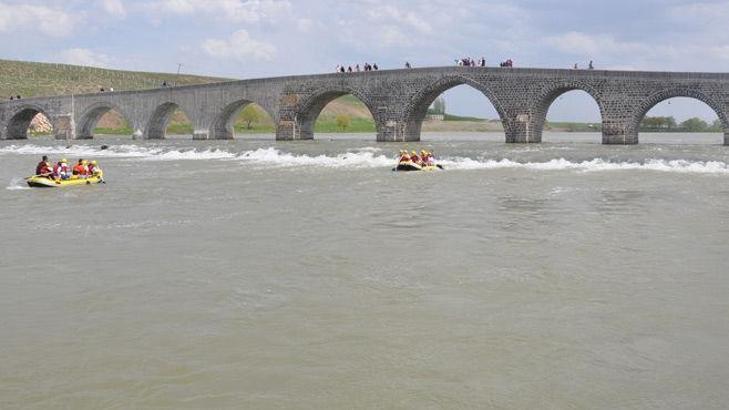 Muş'ta rafting ve kano eğitimleri