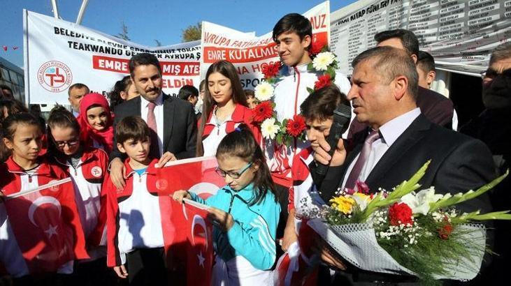 Tekvandonun genç şampiyonuna coşkulu karşılama
