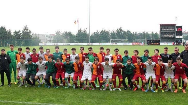 Dostluk için futbol...