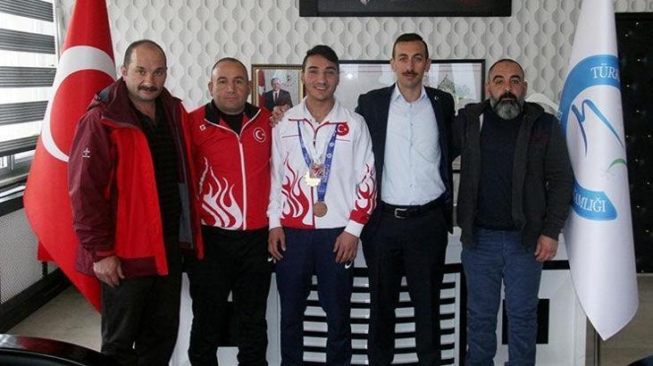 Şampiyon boksörden Başkan Vekili Çiçekli'ye teşekkür ziyareti