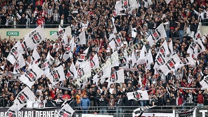 Beşiktaş taraftarından 'Aziz Yıldırım' tezahüratı