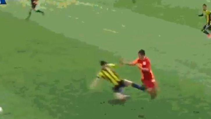 U17 derbisinde akıl almaz faul!