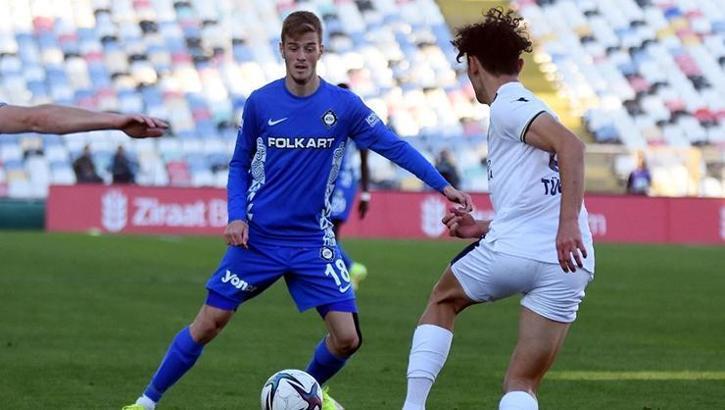Altay'da Cem Özgener ilk maçına çıktı