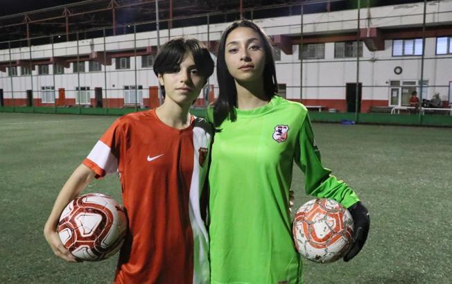 Tek yumurta ikizi kız kardeşlerin hedefi futbolda milli forma