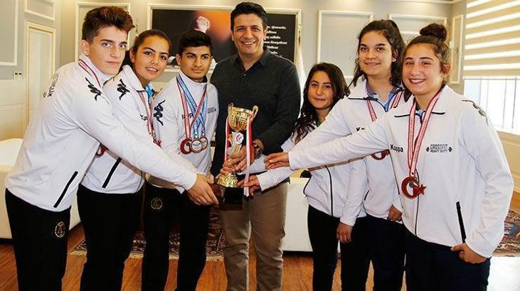 Genç halterciler Döşemealtı'nda