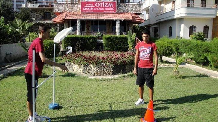 Otizmli gençler sporla hayata bağlanıyor