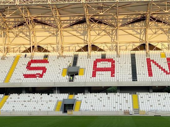 Alsancak Stadı'nda merdivenlere siyah renk ayarı