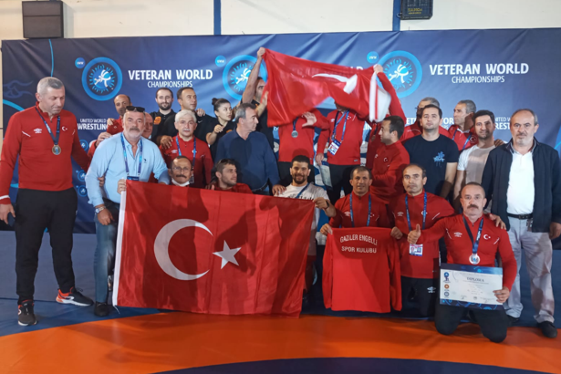 Veteranlar Güreş Şampiyonası'nda milli sporculardan 4 madalya