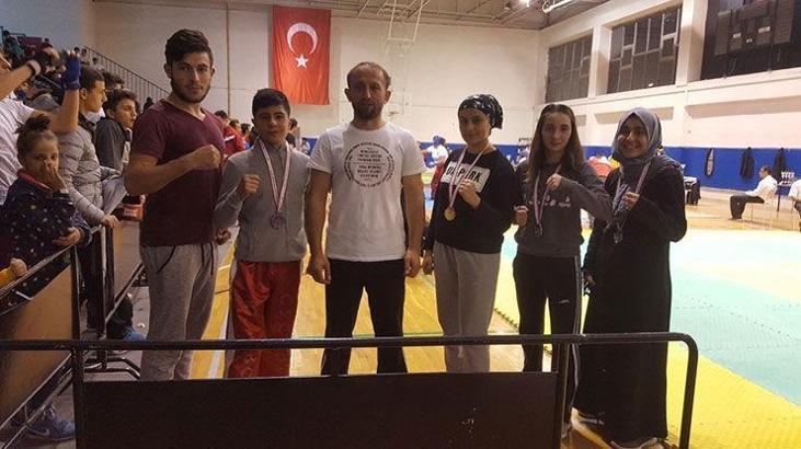 Kick bokscular madalya ile döndü