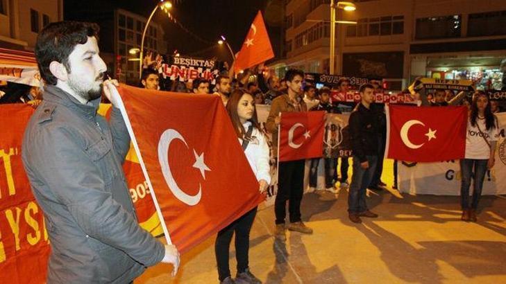 Taraftar grupları şehitler için yürüdü