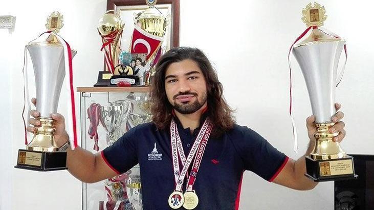 İzmirli Kasparov Cankut'tan çifte şampiyonluk